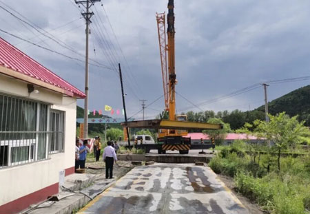 地磅秤修復(fù)工作現(xiàn)場